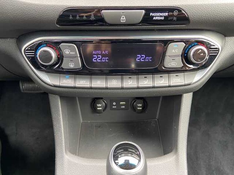 Hyundai i30 Passion + SHZ LenkradHZG Apple CarPlay Navi Temp Schaltwippen Verkehrszeichenerk