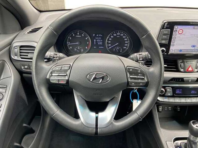 Hyundai i30 Passion + SHZ LenkradHZG Apple CarPlay Navi Temp Schaltwippen Verkehrszeichenerk