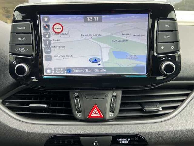 Hyundai i30 Passion + SHZ LenkradHZG Apple CarPlay Navi Temp Schaltwippen Verkehrszeichenerk