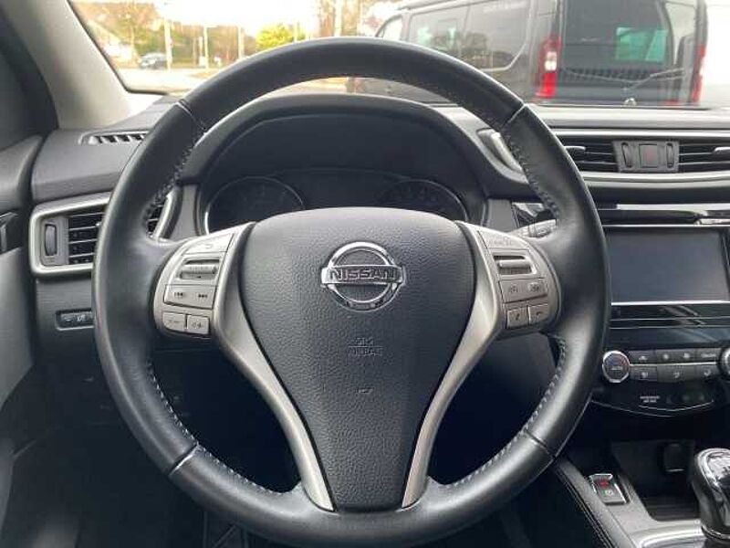 Nissan Qashqai Tekna 8-fach Ber. Panorama Navi 360 Kamera LED Mehrzonenklima DAB Ambientebeleuc